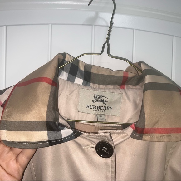 Beautiful Burberry jacket - Picture 11 of 15